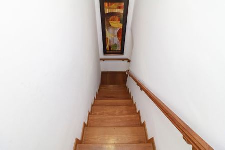 Casa para alugar com 270m², 5 quartos e 5 vagas Casa para alugar com 270m², 5 quartos e 5 vagasEscada