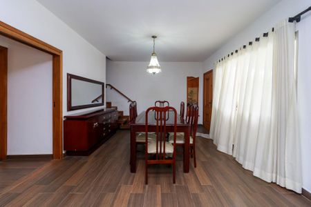 Casa para alugar com 270m², 5 quartos e 5 vagas Casa para alugar com 270m², 5 quartos e 5 vagasSala