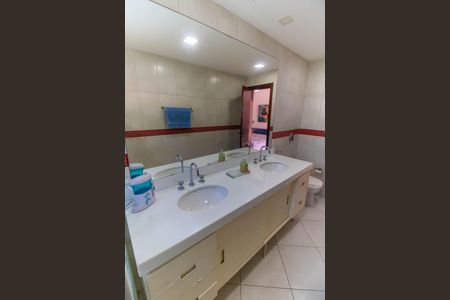 Casa de condomínio à venda com 400m², 4 quartos e 4 vagas Casa de condomínio à venda com 400m², 4 quartos e 4 vagasBanheiro da Suíte 1