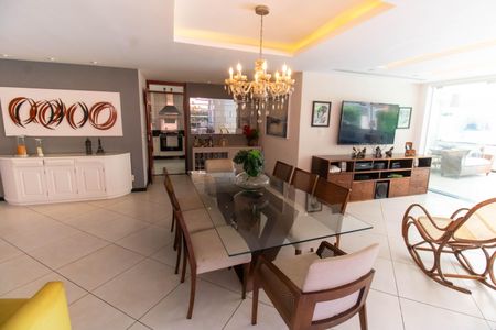 Casa de condomínio à venda com 400m², 4 quartos e 4 vagas Casa de condomínio à venda com 400m², 4 quartos e 4 vagasSala