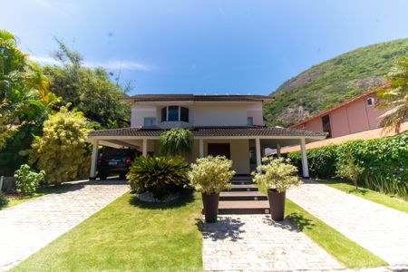 Casa de condomínio à venda com 400m², 4 quartos e 4 vagas Casa de condomínio à venda com 400m², 4 quartos e 4 vagasFachada