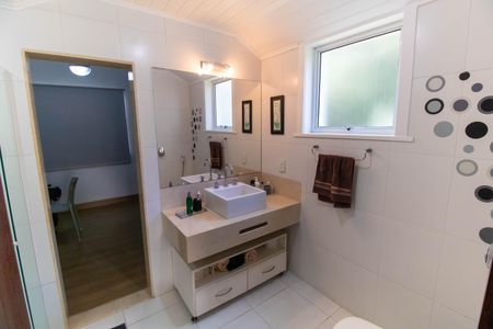 Casa de condomínio à venda com 400m², 4 quartos e 4 vagas Casa de condomínio à venda com 400m², 4 quartos e 4 vagasBanheiro da Suíte 2