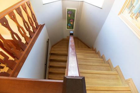 Casa de condomínio à venda com 400m², 4 quartos e 4 vagas Casa de condomínio à venda com 400m², 4 quartos e 4 vagasEscada