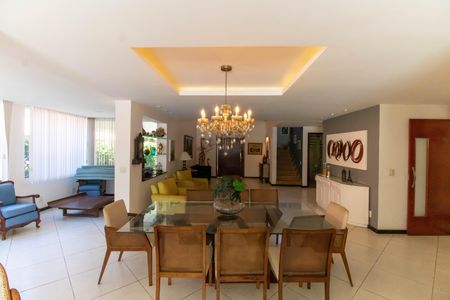 Casa de condomínio à venda com 400m², 4 quartos e 4 vagas Casa de condomínio à venda com 400m², 4 quartos e 4 vagasSala