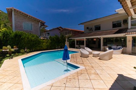 Casa de condomínio à venda com 400m², 4 quartos e 4 vagas Casa de condomínio à venda com 400m², 4 quartos e 4 vagasÁrea externa