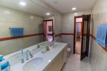 Casa de condomínio à venda com 400m², 4 quartos e 4 vagas Casa de condomínio à venda com 400m², 4 quartos e 4 vagasBanheiro da Suíte 1