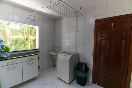 Casa de condomínio à venda com 400m², 4 quartos e 4 vagas Casa de condomínio à venda com 400m², 4 quartos e 4 vagasÁrea de Serviço
