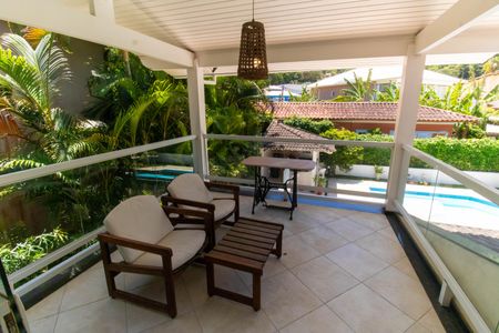 Casa de condomínio à venda com 400m², 4 quartos e 4 vagas Casa de condomínio à venda com 400m², 4 quartos e 4 vagasVaranda da Suíte 2