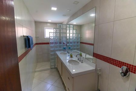 Casa de condomínio à venda com 400m², 4 quartos e 4 vagas Casa de condomínio à venda com 400m², 4 quartos e 4 vagasBanheiro da Suíte 1