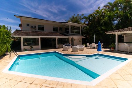 Casa de condomínio à venda com 400m², 4 quartos e 4 vagas Casa de condomínio à venda com 400m², 4 quartos e 4 vagasÁrea externa