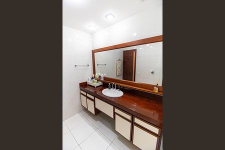 Casa de condomínio à venda com 400m², 4 quartos e 4 vagas Casa de condomínio à venda com 400m², 4 quartos e 4 vagasBanheiro Social