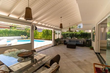 Casa de condomínio à venda com 400m², 4 quartos e 4 vagas Casa de condomínio à venda com 400m², 4 quartos e 4 vagasVaranda