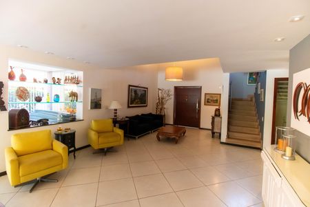 Casa de condomínio à venda com 400m², 4 quartos e 4 vagas Casa de condomínio à venda com 400m², 4 quartos e 4 vagasSala