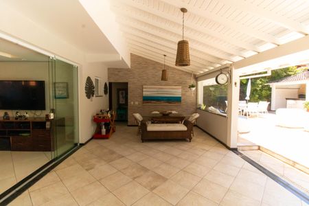 Casa de condomínio à venda com 400m², 4 quartos e 4 vagas Casa de condomínio à venda com 400m², 4 quartos e 4 vagasVaranda