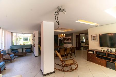 Casa de condomínio à venda com 400m², 4 quartos e 4 vagas Casa de condomínio à venda com 400m², 4 quartos e 4 vagasSala