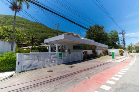 Casa de condomínio à venda com 400m², 4 quartos e 4 vagas Casa de condomínio à venda com 400m², 4 quartos e 4 vagasFachada