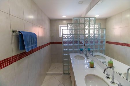 Casa de condomínio à venda com 400m², 4 quartos e 4 vagas Casa de condomínio à venda com 400m², 4 quartos e 4 vagasBanheiro da Suíte 1