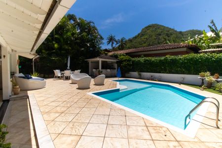 Casa de condomínio à venda com 400m², 4 quartos e 4 vagas Casa de condomínio à venda com 400m², 4 quartos e 4 vagasÁrea externa