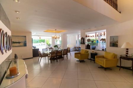 Casa de condomínio à venda com 400m², 4 quartos e 4 vagas Casa de condomínio à venda com 400m², 4 quartos e 4 vagasSala