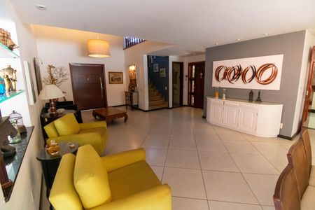 Casa de condomínio à venda com 400m², 4 quartos e 4 vagas Casa de condomínio à venda com 400m², 4 quartos e 4 vagasSala