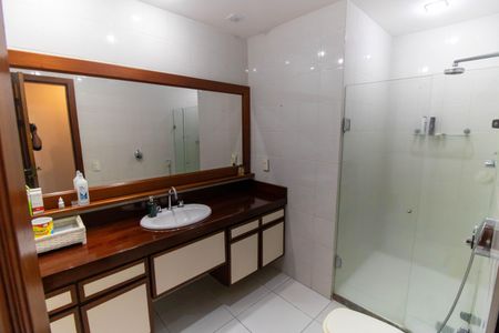 Casa de condomínio à venda com 400m², 4 quartos e 4 vagas Casa de condomínio à venda com 400m², 4 quartos e 4 vagasBanheiro Social