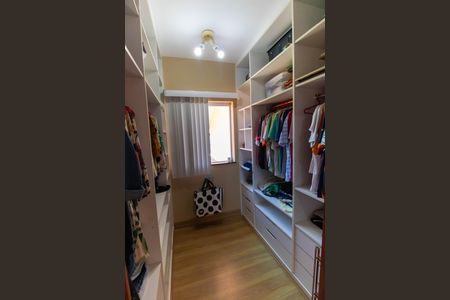 Casa de condomínio à venda com 400m², 4 quartos e 4 vagas Casa de condomínio à venda com 400m², 4 quartos e 4 vagasCloset da suíte 1