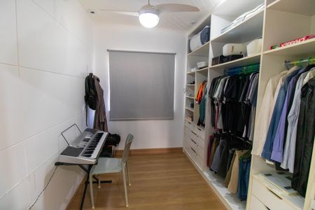 Casa de condomínio à venda com 400m², 4 quartos e 4 vagas Casa de condomínio à venda com 400m², 4 quartos e 4 vagasCloset da suíte 2