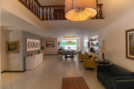 Casa de condomínio à venda com 400m², 4 quartos e 4 vagas Casa de condomínio à venda com 400m², 4 quartos e 4 vagasSala