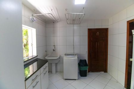 Casa de condomínio à venda com 400m², 4 quartos e 4 vagas Casa de condomínio à venda com 400m², 4 quartos e 4 vagasÁrea de Serviço