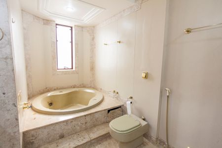 Apartamento para alugar com 263m², 3 quartos e 2 vagas Apartamento para alugar com 263m², 3 quartos e 2 vagasBanheiro da Suíte 1