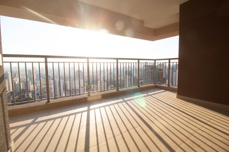 Apartamento à venda com 77m², 2 quartos e 1 vaga Apartamento à venda com 77m², 2 quartos e 1 vagaVaranda