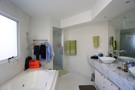 Apartamento à venda com 300m², 3 quartos e 3 vagas Apartamento à venda com 300m², 3 quartos e 3 vagasBanheiro da Suíte 1