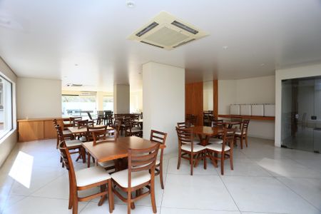 Apartamento à venda com 300m², 3 quartos e 3 vagas Apartamento à venda com 300m², 3 quartos e 3 vagasÁrea comum - Salão de festas