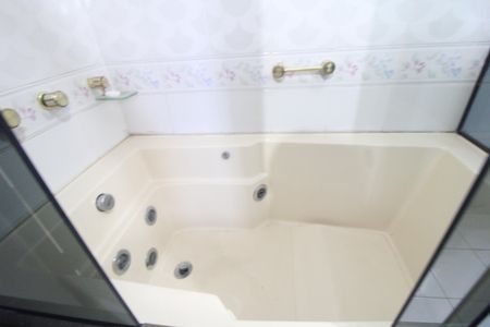 Casa à venda com 550m², 6 quartos e 6 vagasSuíte 2 / banheira