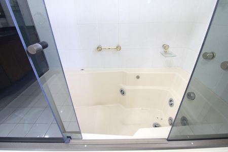 Casa à venda com 550m², 6 quartos e 6 vagasSuíte 1 / banheira