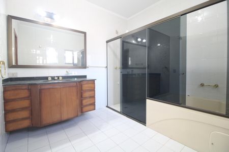 Casa à venda com 550m², 6 quartos e 6 vagasSuíte 1 / banheiro