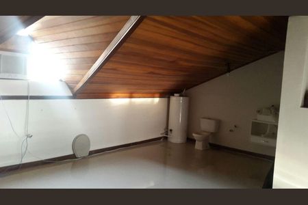Casa à venda com 360m², 2 quartos e 2 vagas Casa à venda com 360m², 2 quartos e 2 vagasSótão