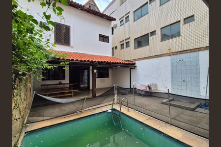 Casa à venda com 360m², 2 quartos e 2 vagas Casa à venda com 360m², 2 quartos e 2 vagasÁrea externa