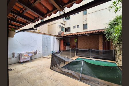 Casa à venda com 360m², 2 quartos e 2 vagas Casa à venda com 360m², 2 quartos e 2 vagasÁrea externa
