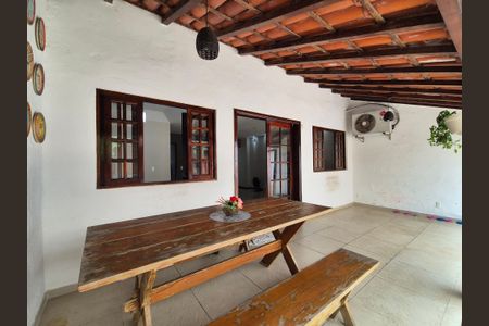 Casa à venda com 360m², 2 quartos e 2 vagas Casa à venda com 360m², 2 quartos e 2 vagasVaranda