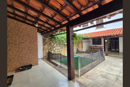 Casa à venda com 360m², 2 quartos e 2 vagas Casa à venda com 360m², 2 quartos e 2 vagasÁrea externa