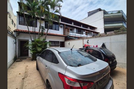 Casa à venda com 360m², 2 quartos e 2 vagas Casa à venda com 360m², 2 quartos e 2 vagasGaragem