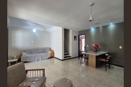 Casa à venda com 360m², 2 quartos e 2 vagas Casa à venda com 360m², 2 quartos e 2 vagasSala