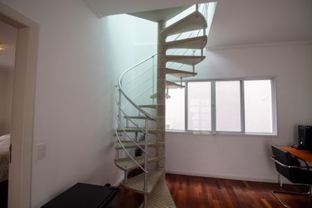 Casa de condomínio à venda com 315m², 5 quartos e 3 vagas Casa de condomínio à venda com 315m², 5 quartos e 3 vagasSala Intima - Escada