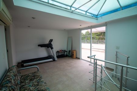 Casa de condomínio à venda com 315m², 5 quartos e 3 vagas Casa de condomínio à venda com 315m², 5 quartos e 3 vagasAcademia / Sala