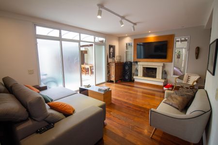 Casa de condomínio à venda com 315m², 5 quartos e 3 vagas Casa de condomínio à venda com 315m², 5 quartos e 3 vagasSala