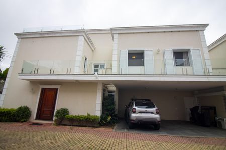 Casa de condomínio à venda com 315m², 5 quartos e 3 vagas Casa de condomínio à venda com 315m², 5 quartos e 3 vagasGaragem e Fachada Interna do Condominio