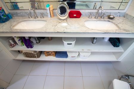 Casa de condomínio à venda com 315m², 5 quartos e 3 vagas Casa de condomínio à venda com 315m², 5 quartos e 3 vagasBanheiro da Suíte 2