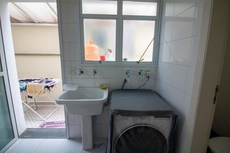 Casa de condomínio à venda com 315m², 5 quartos e 3 vagas Casa de condomínio à venda com 315m², 5 quartos e 3 vagasÁrea de Serviço