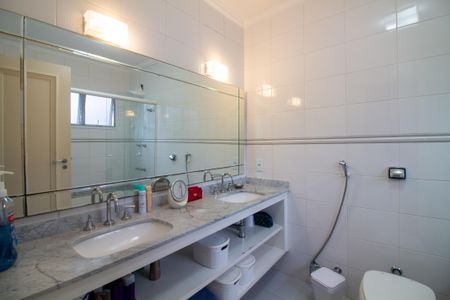 Casa de condomínio à venda com 315m², 5 quartos e 3 vagas Casa de condomínio à venda com 315m², 5 quartos e 3 vagasBanheiro da Suíte 2